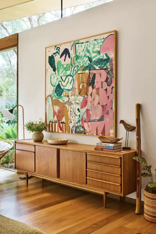 enfilade vintage époque mid century moderne salon meuble en bois décoration murale grand tableau abstrait multicolore 
