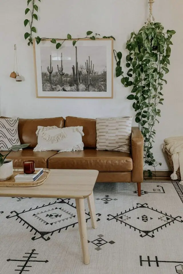 petite table basse style scandinave salon meuble en bois tapis motif ethnique canapé en cuir piètement bois plante verte suspendue 