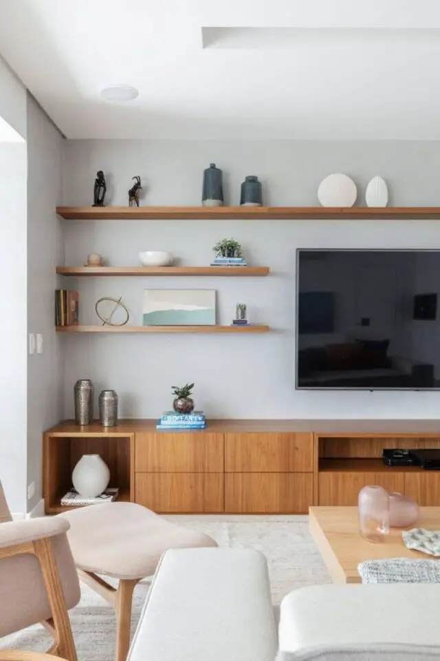 grand meuble télé surplombé d'étagères salon mobilier en bois décoration pièce à vivre chaleureuse minimaliste et moderne 