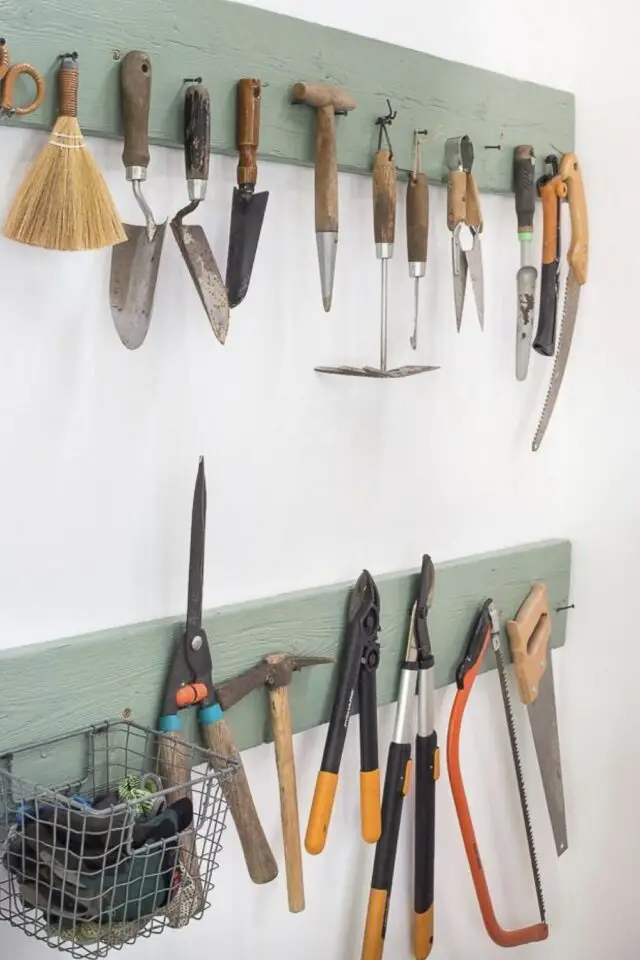 idée organisation chalet de jardin récup de bois planche avec clou peinte en vert pour suspendre les petits outils de jardinage 