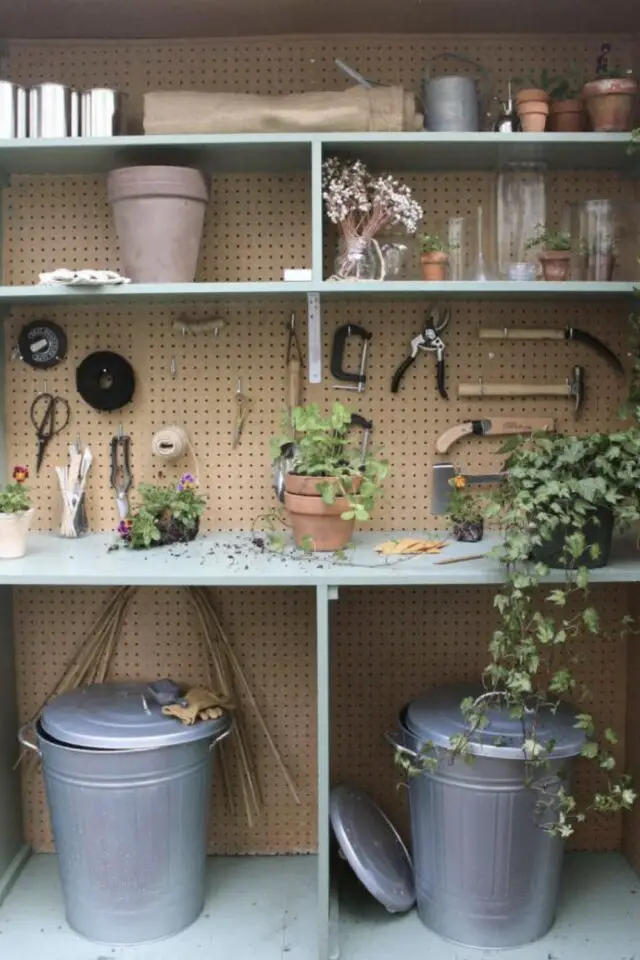 organiser et ranger le chalet de jardin mur en pegboard étagères et plan de travail simple et pratique 