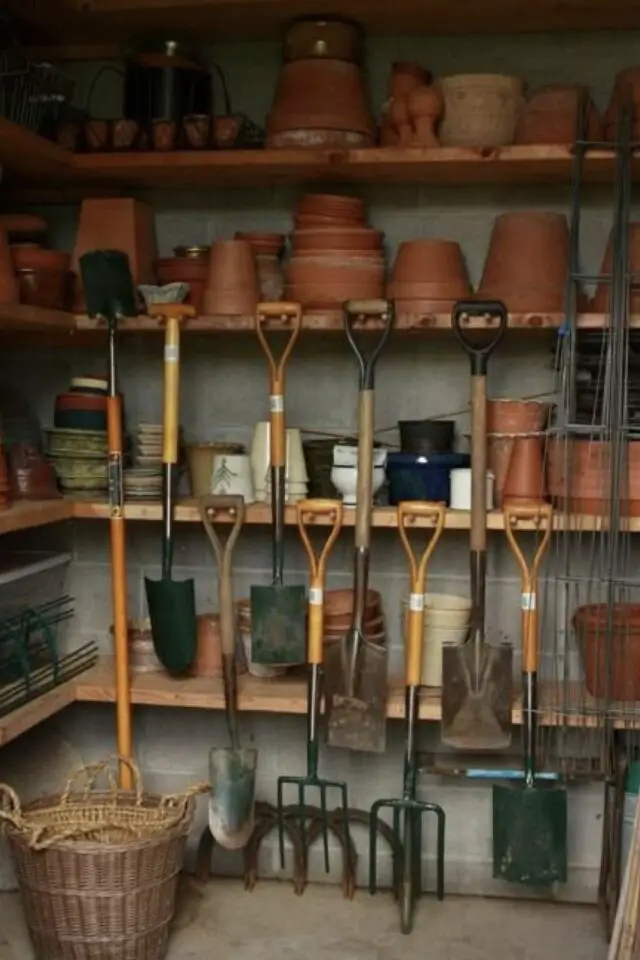 rangement et organisation du chalet de jardin étagères en bois pour les pots de fleurs outils suspendus avec des crochets 