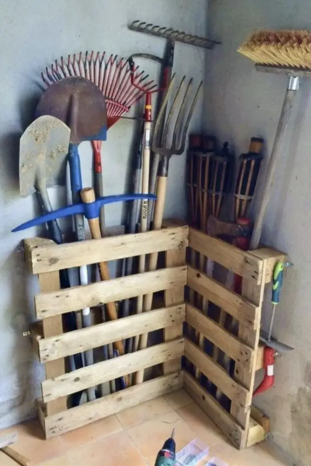 organisation outils de jardinage dans le chalet de jardin récup de palette bricolage pratique et facile 