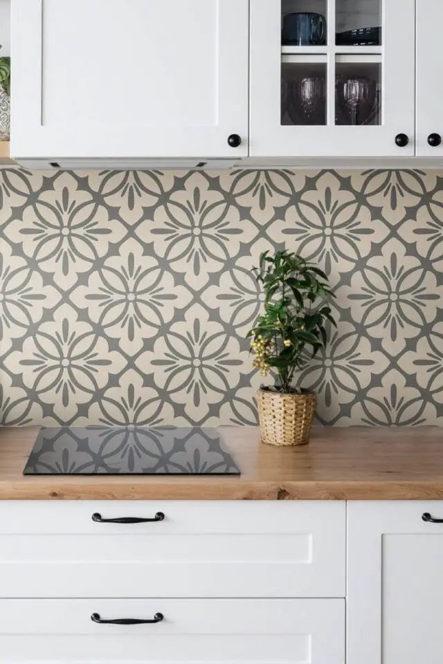 idée relooking carrelage cuisine adhésif effet béton ciré motif gris et blanc