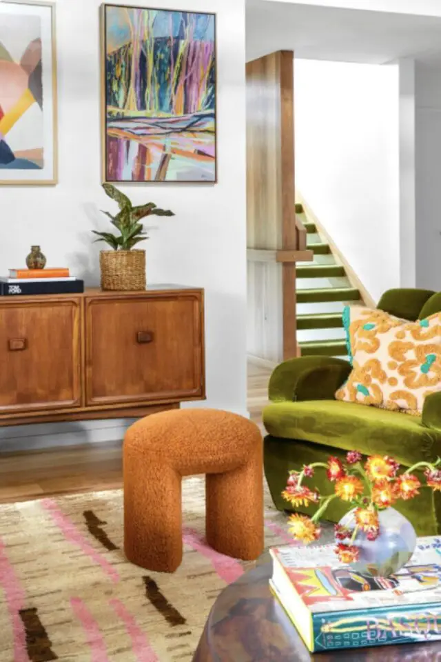 inspirations pour relooker le salon séjour touche de couleur pouf fauteuil  tapis buffet en bois vintage déco mur tableau coloré 