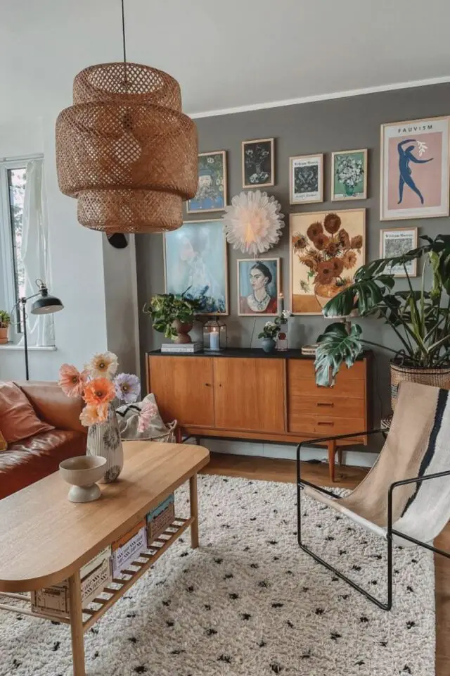 relooker et moderniser le salon séjour mur gris meuble mid century modern en bois tapis table basse suspension en fibres naturelles tressées 