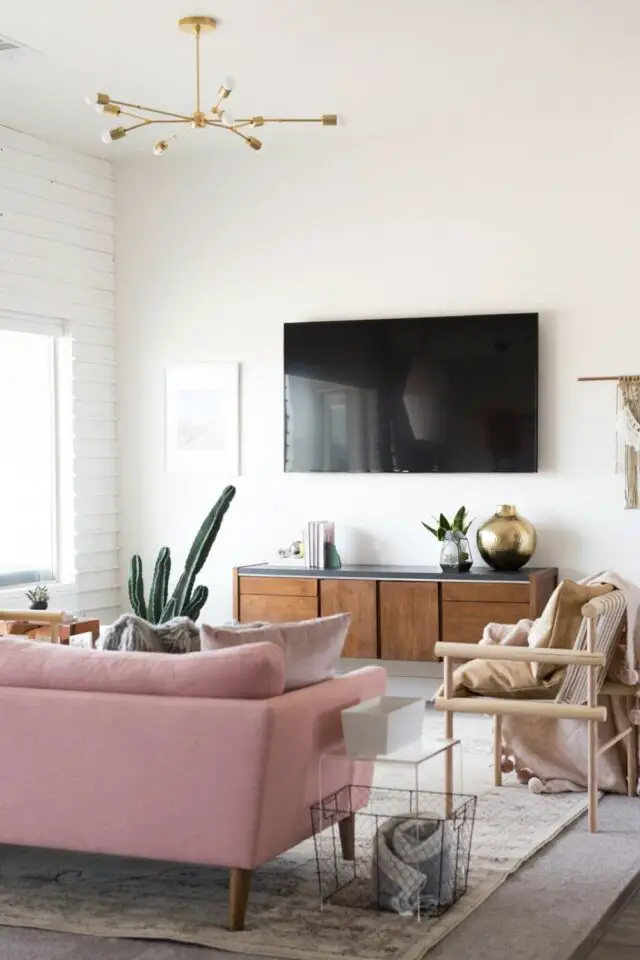 idée déco salon relooking canapé rose tapis neutre meuble TV en bois 