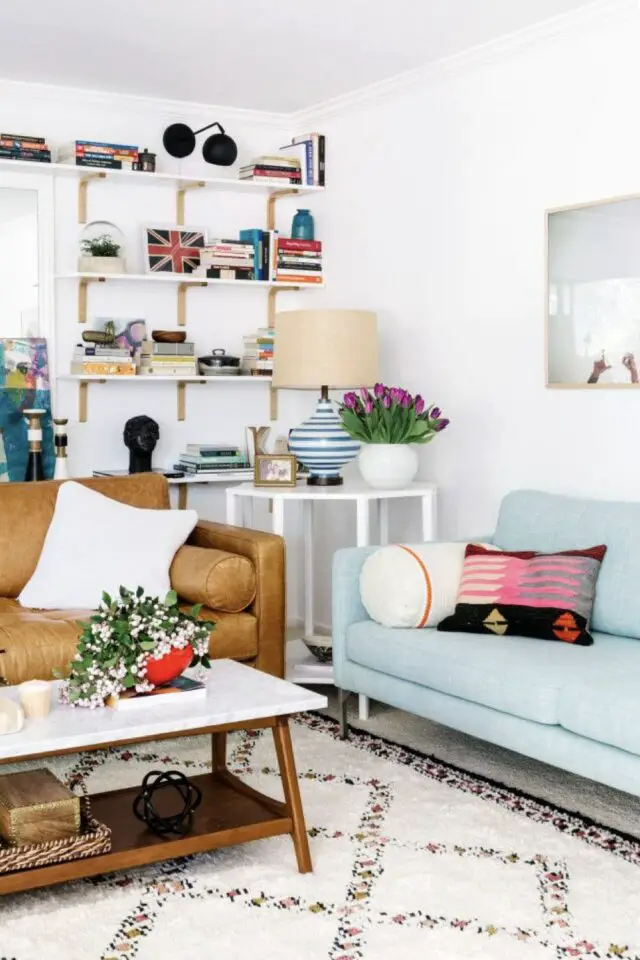 inspirations pour relooker le salon canapé cuir et sofa bleu tapis berbère étagères murale guéridon lampe à poser et vase petite table basse 