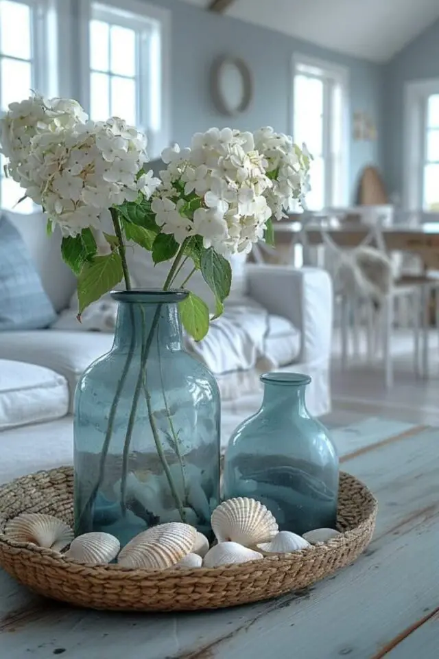 salon style bord de mer détail déco table basse vase bleu en verre panier corbeille en osier coquillage 