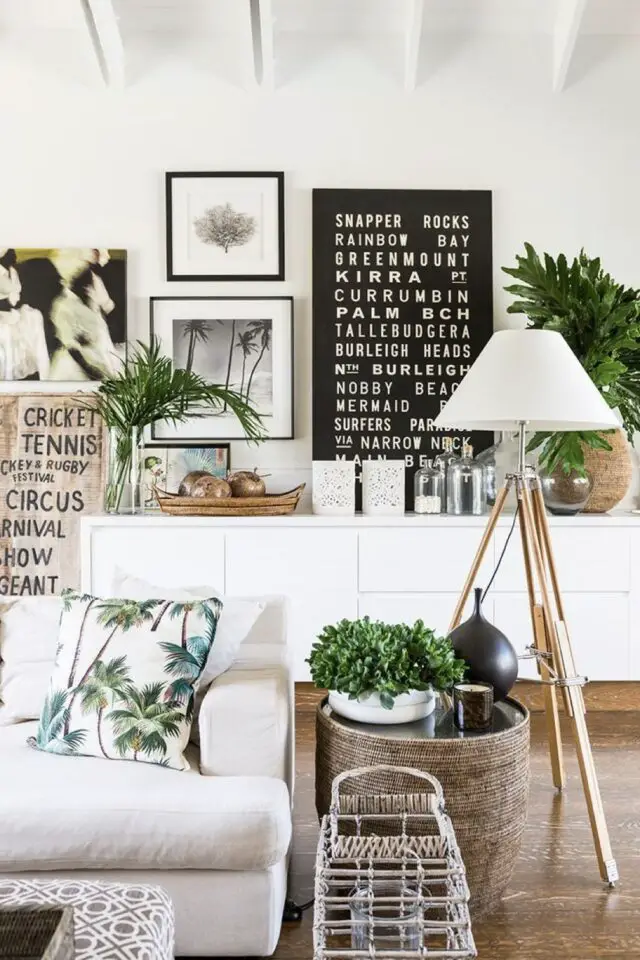 salon nature chic tropical motif imprimé plante verte mur et buffet blanc canapé neutre 