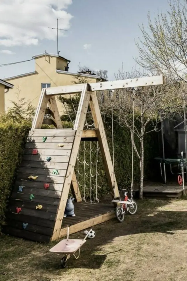 aménagement extérieur jardin aire de jeux compacte en bois en forme de triangle escalade filet et balançoire 