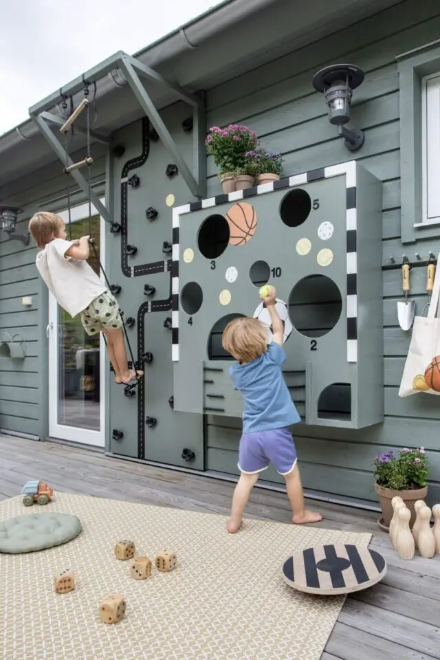 idée aménagement extérieur pour enfant arrière-cour façade de la maison escalade échelle jeux de balles 
