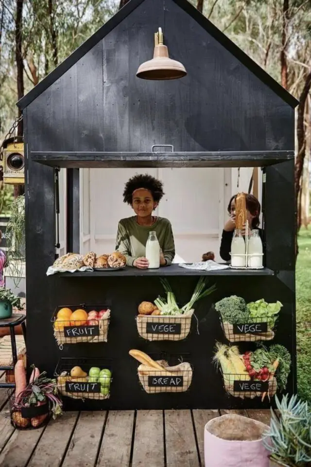 cabanon de jardin pour enfant transformé pour jouer à la marchande idée aménagement extérieur vacances 
