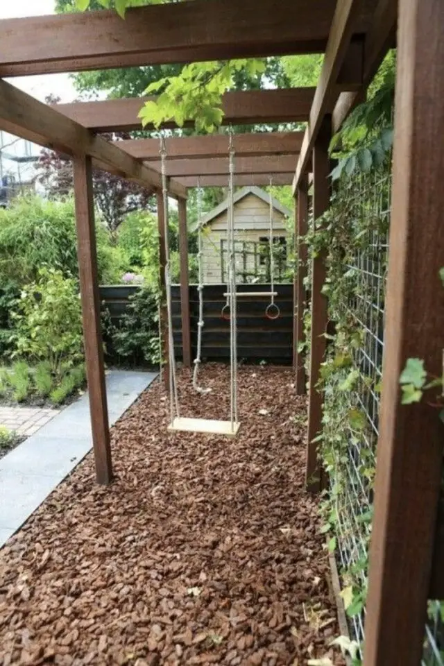 jardin familial idée installer balançoire sur la pergola 