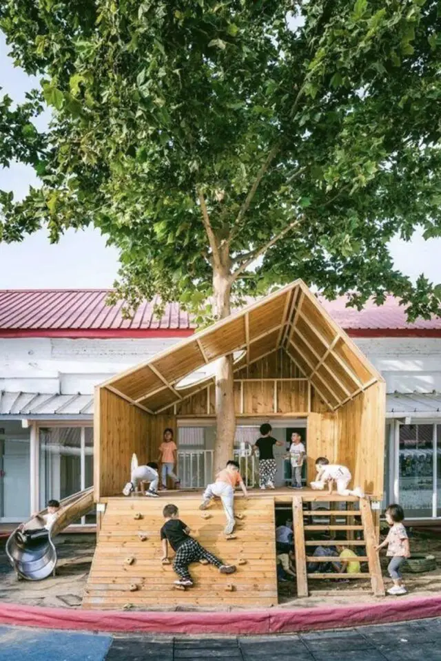 Cabanon ouvert et sur-élevé avec toboggan et échelle construction autour d'un arbre jardin ludique 