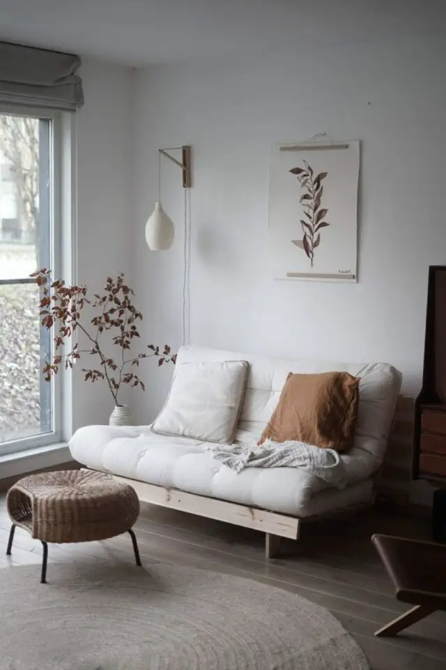 canapé lit futon moderne et épuré aménagement chambre d'amis polyvalente conseil choix 