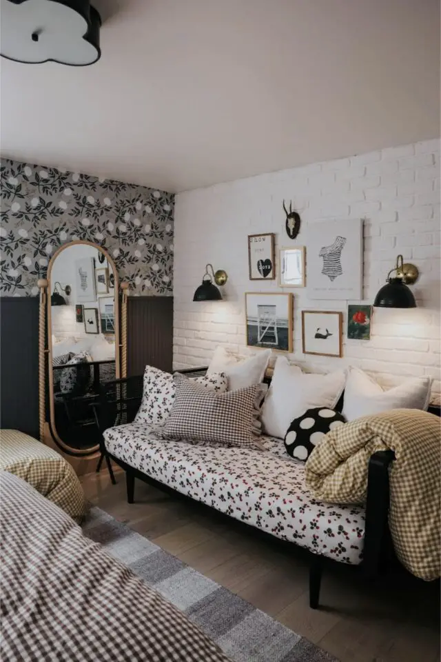 Petite chambre d'amis idée déco et aménagement avec un canapé lit 