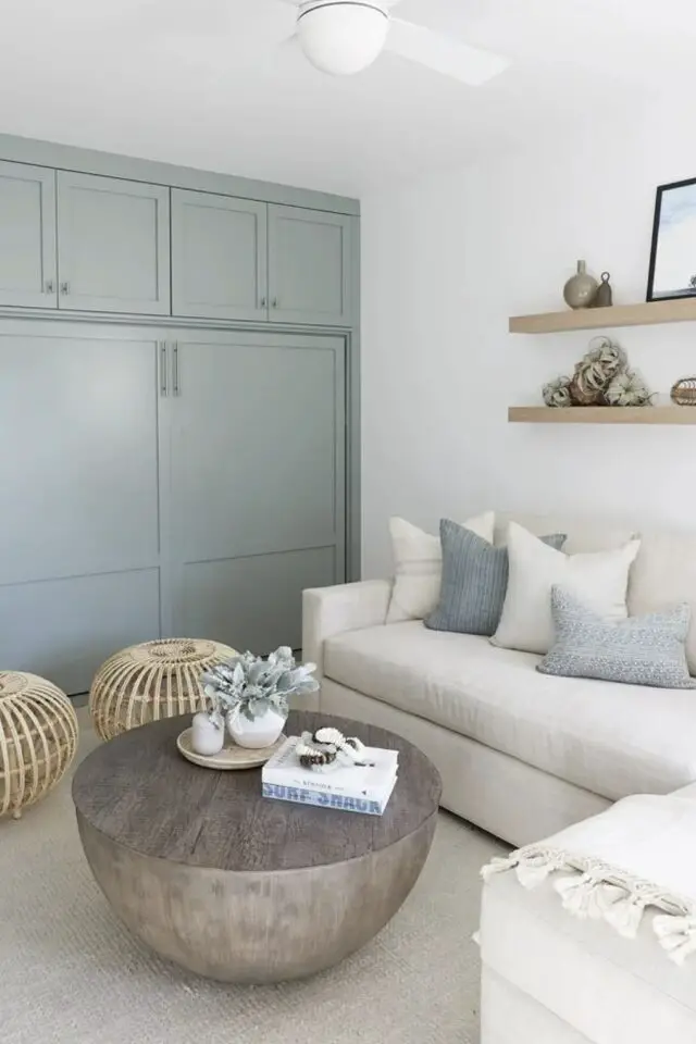 aménagement intérieur petite chambre d'amis grand placard et canapé-lit 