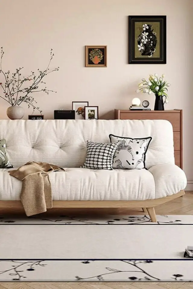 canapé lit clic clac design moderne velours beige structure bois pour petite chambre d'amis confortable 