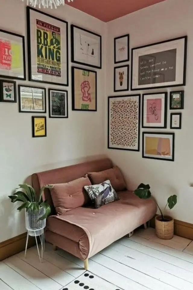 canapé BZ moderne en velours rose pour une petite chambre d'amis 
