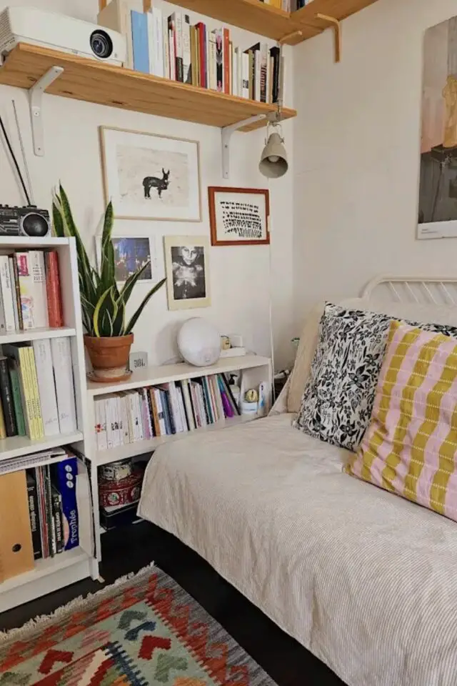 chambre d'amis polyvalente avec bibliothèque et canapé-lit idée décoration aménagement 