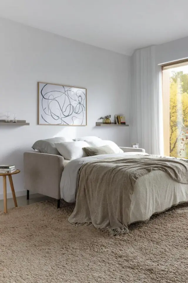 canapé-lit clic-clac beige pour aménager une petite chambre d'amis conseils et idées pour bien choisir confort 