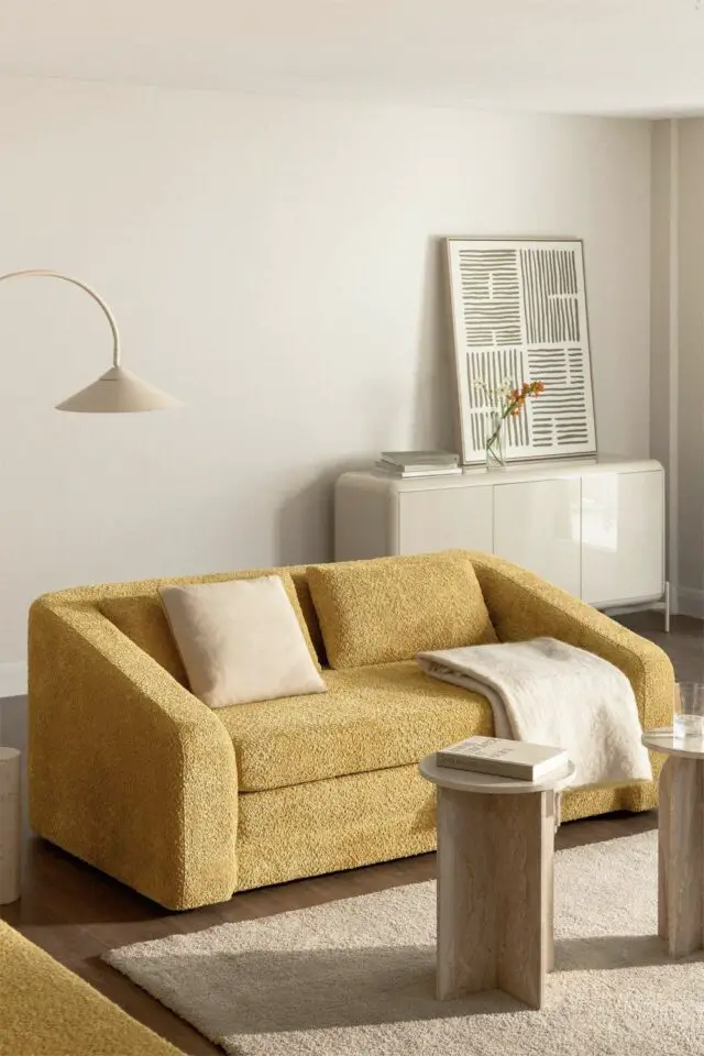 aménagement petit espace chambre d'amis polyvalente canapé-lit jaune moderne et confortable 
