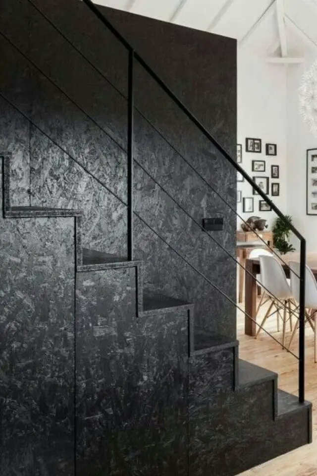 mur en osb peint en noir escaliers en ton sur ton effet graphique pièce blanche contraste 