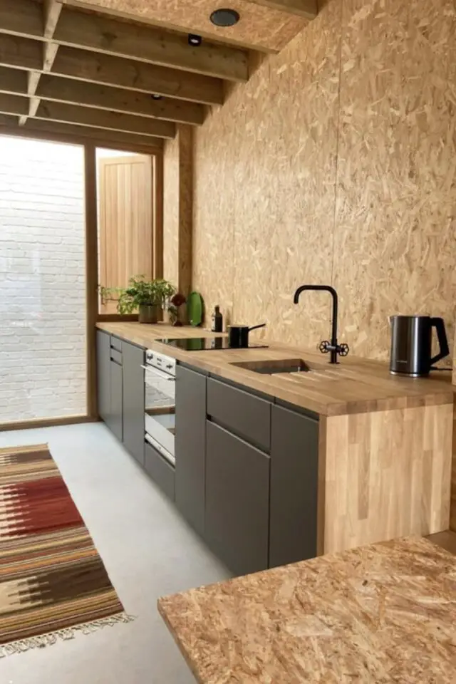 cloison OSB aménagement cuisine moderne contraste avec façade de meuble noir 