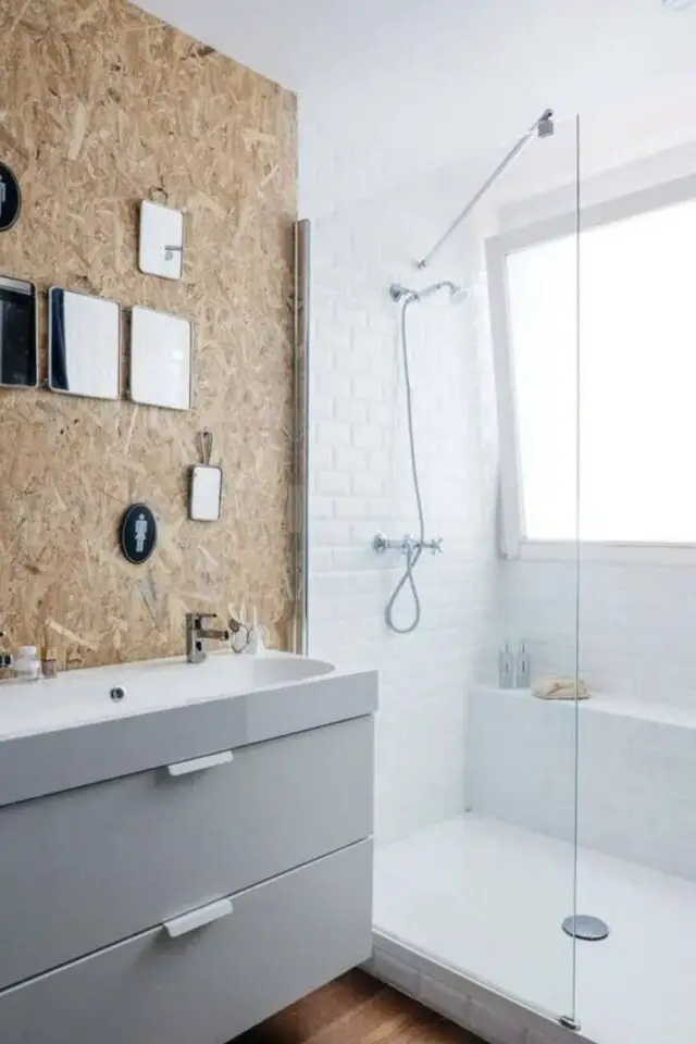 cloison OSB salle de bain contraste avec carrelage métro blanc idée originale habillage mur 