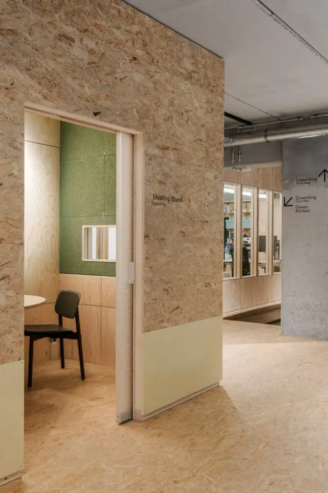 mur OSB peint soubassement idée aménagement décoration intérieur espace moderne 
