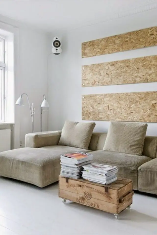 habillage mur salon OSB décoration murale originale au dessus du canapé 
