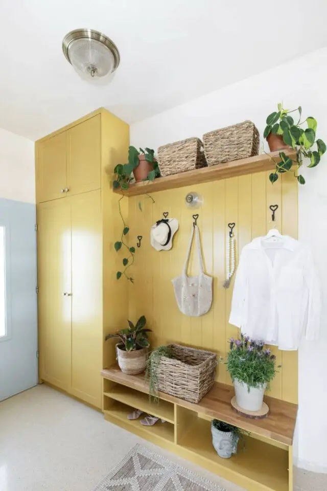 couleur hall d'entrée lambris peint et meuble armoire vestiaire jaune ambiance lumineuse et chaleureuse 