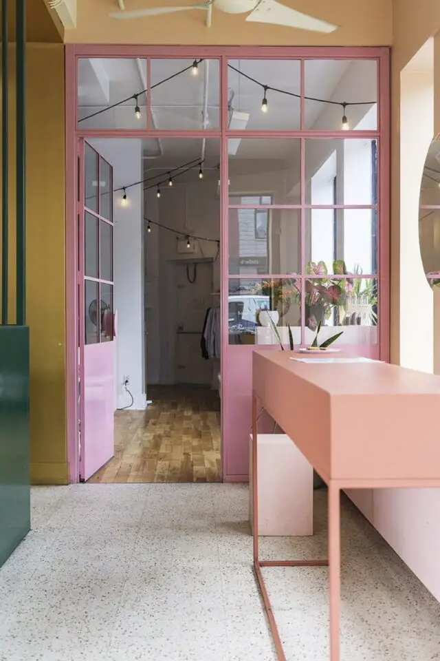 idée couleur hall d'entrée jaune moutarde rose et pêche porte vitrée espace lumineux 