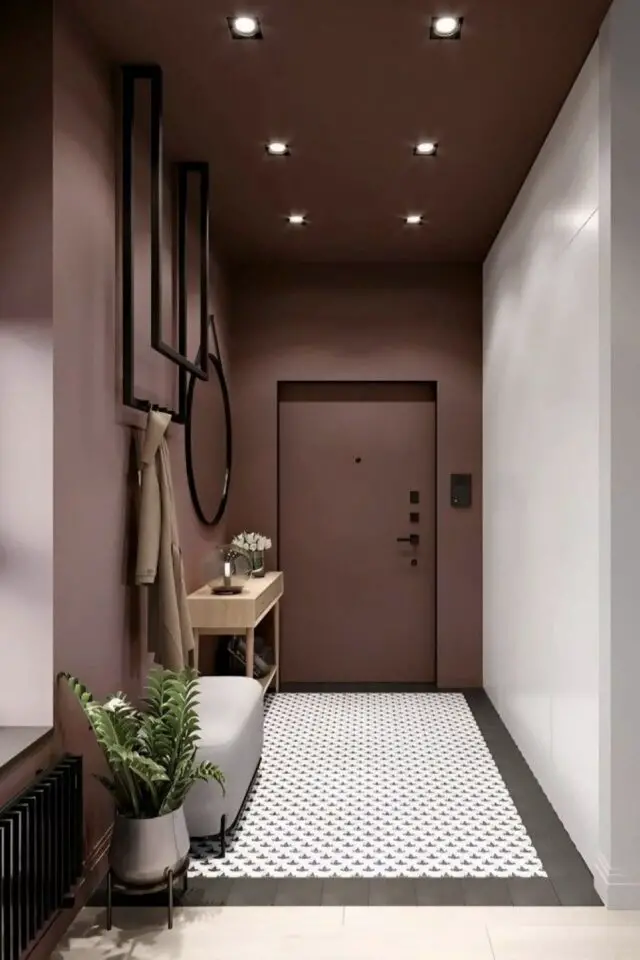 hall d'entrée d'appartement couleur sourde et mate bordeaux marron élégant mur et plafond 