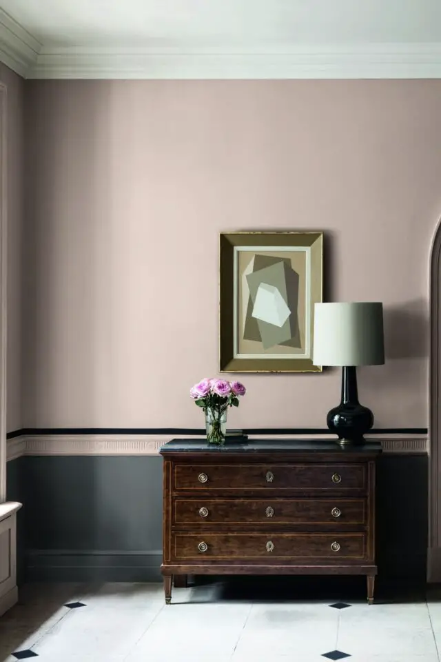 décor hall d'entrée couleur sourde en soubassement gris anthracite et rose poudré au dessus espace chic 