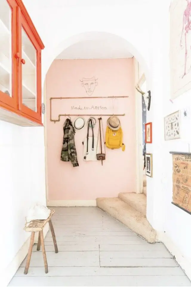 Hall d'entrée palette de couleurs claires blanc et mur accent rose millennial 