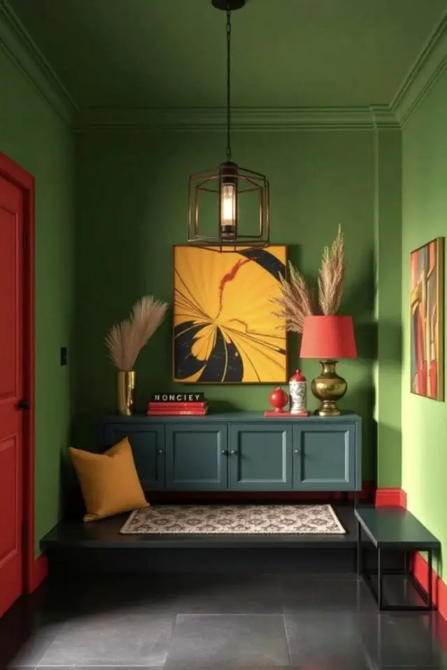 décoration halle d'entrée coloré mur vert enfilade bleu paon tableau jaune abat-jour orange déco audacieuse 