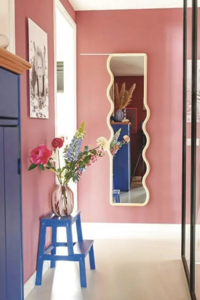 hall d'entrée coloré ambiance audacieuse contraste chaud froid mur rose meuble bleu électrique 