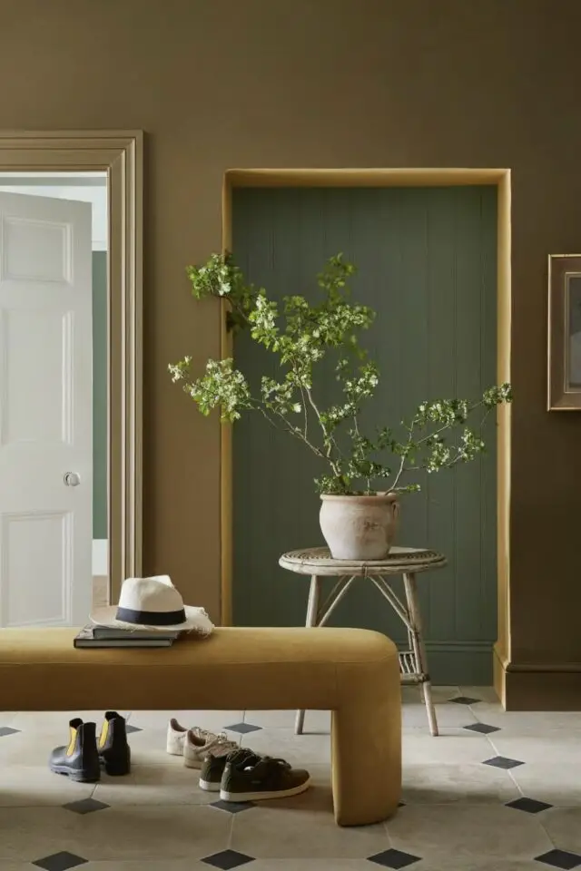 idée décoration hall d'entrée nature chic couleur jaune moutarde et vert au mur banc en velours ocre 