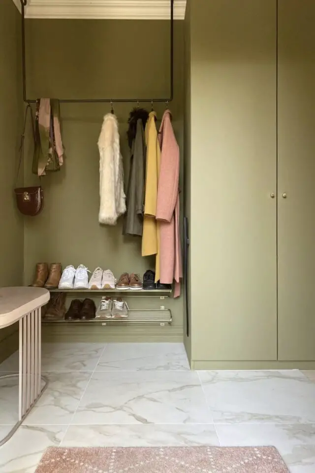 palette naturelle verte décoration hall d'entrée peinture mur étagère et meuble de rangement 