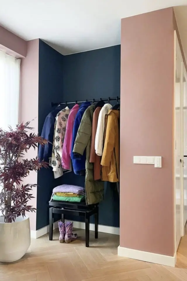 hall d'entrée ouvert sur le salon couleur harmonie contrastée mur bleu pour porte manteau reste de la pièce rose poudré 