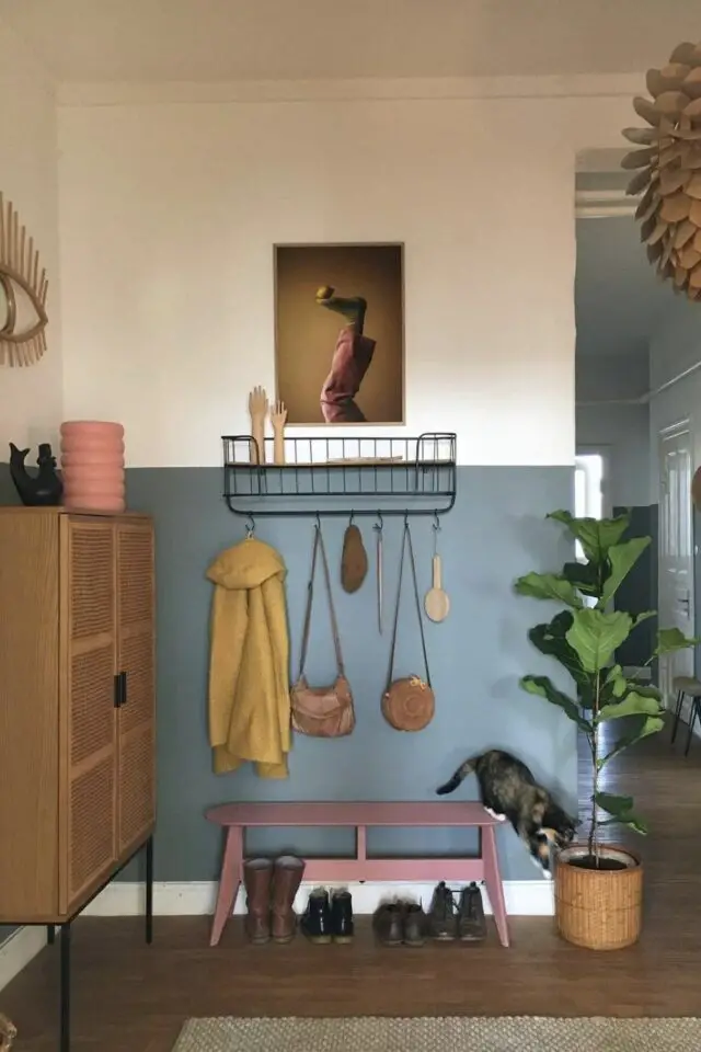 couleur hall d'entrée soubassement bleu petit banc rose idée simple et moderne 