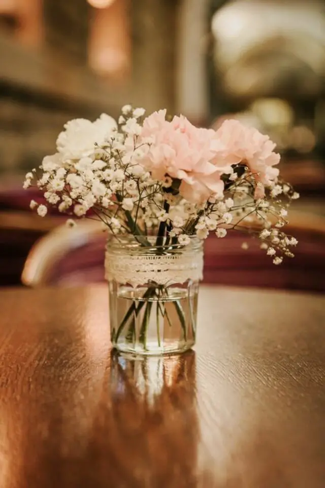 communion idée déco table à faire soi-même récup bouquet de fleurs pot de confiture relooké avec de la dentelle communion idée déco table à faire soi-même récup bouquet de fleurs pot de confiture relooké avec de la dentelle
