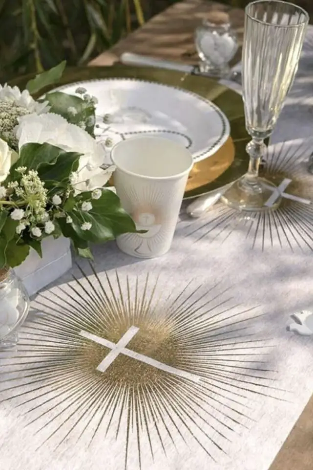 chemin de table or et blanc croix table de communion printemps en extérieur chemin de table or et blanc croix table de communion printemps en extérieur