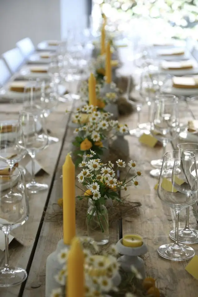 décoration de table communion sobre et simple petit bouquet de pâquerettes bougies jaunes décoration de table communion sobre et simple petit bouquet de pâquerettes bougies jaunes