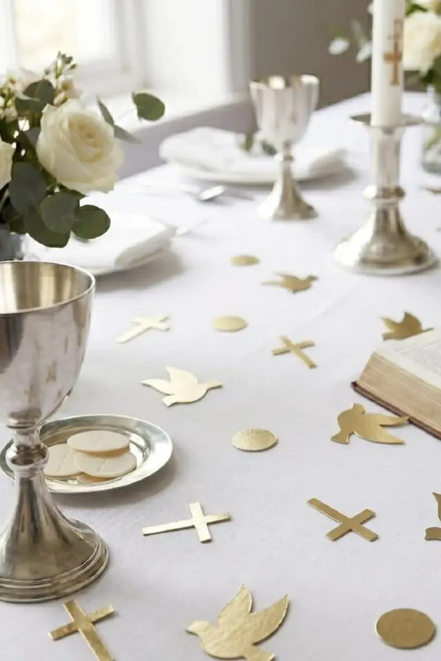 communion idée déco pour la table croix et colombes dorées sur une nappe blanche communion idée déco pour la table croix et colombes dorées sur une nappe blanche