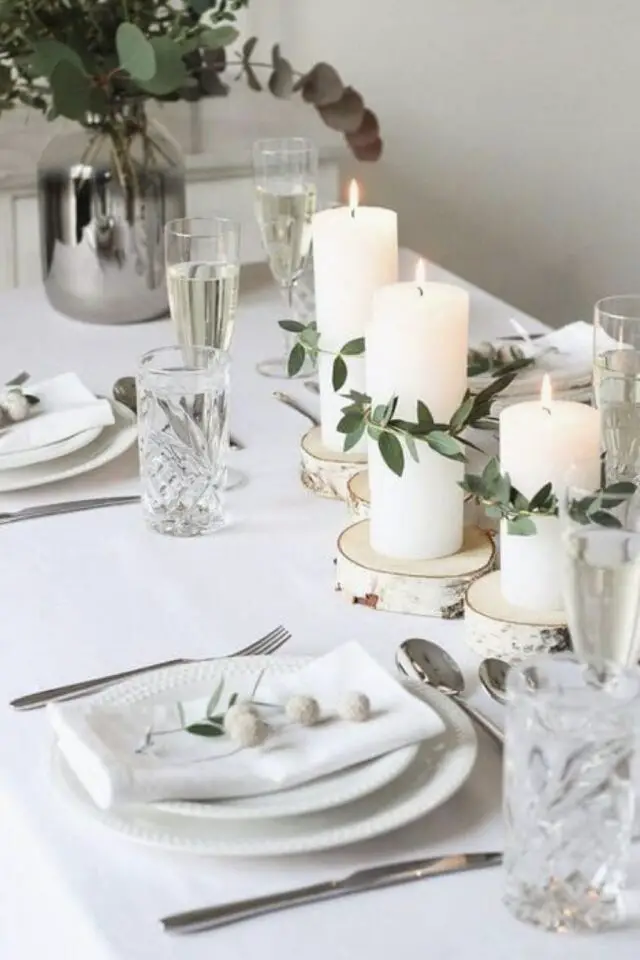 inspiration table de communion blanche bougie cierge sur rondin de bois avec feuillage facile à faire soi-même inspiration table de communion blanche bougie cierge sur rondin de bois avec feuillage facile à faire soi-même