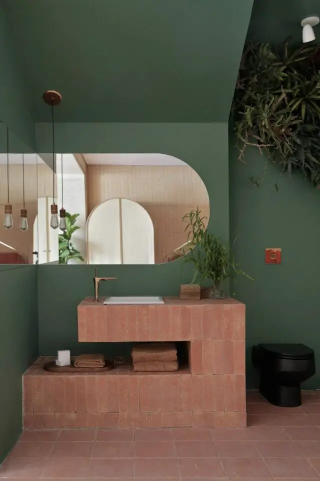 salle de bain moderne et design mur plafond peint en vert mate meuble vasque terracotta contraste de couleurs naturelles salle de bain moderne et design mur plafond peint en vert mate meuble vasque terracotta contraste de couleurs naturelles