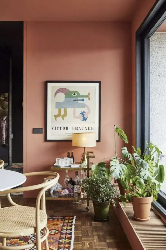 couleur de salle à manger mur et plafond terracotta clair accessoirisé de plantes vertes meuble en bois ambiance chic et naturelle chaleureux couleur de salle à manger mur et plafond terracotta clair accessoirisé de plantes vertes meuble en bois ambiance chic et naturelle chaleureux